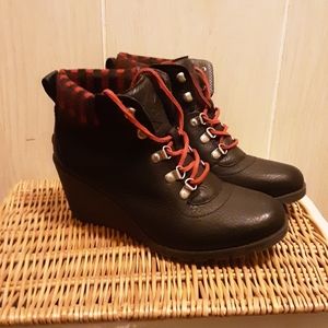 Sperry wedge leather boots